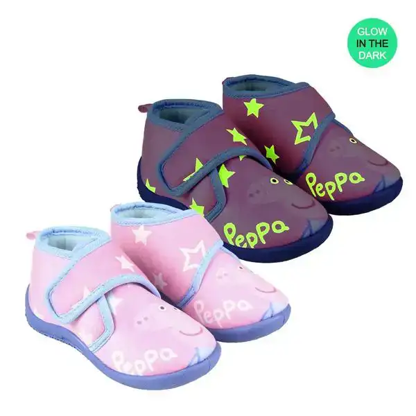 Chaussons peppa pig_7699. Bienvenue chez DIAYTAR SENEGAL - Où Chaque Objet a sa Propre Histoire. Découvrez notre sélection soigneusement choisie et choisissez des produits qui racontent le patrimoine sénégalais.