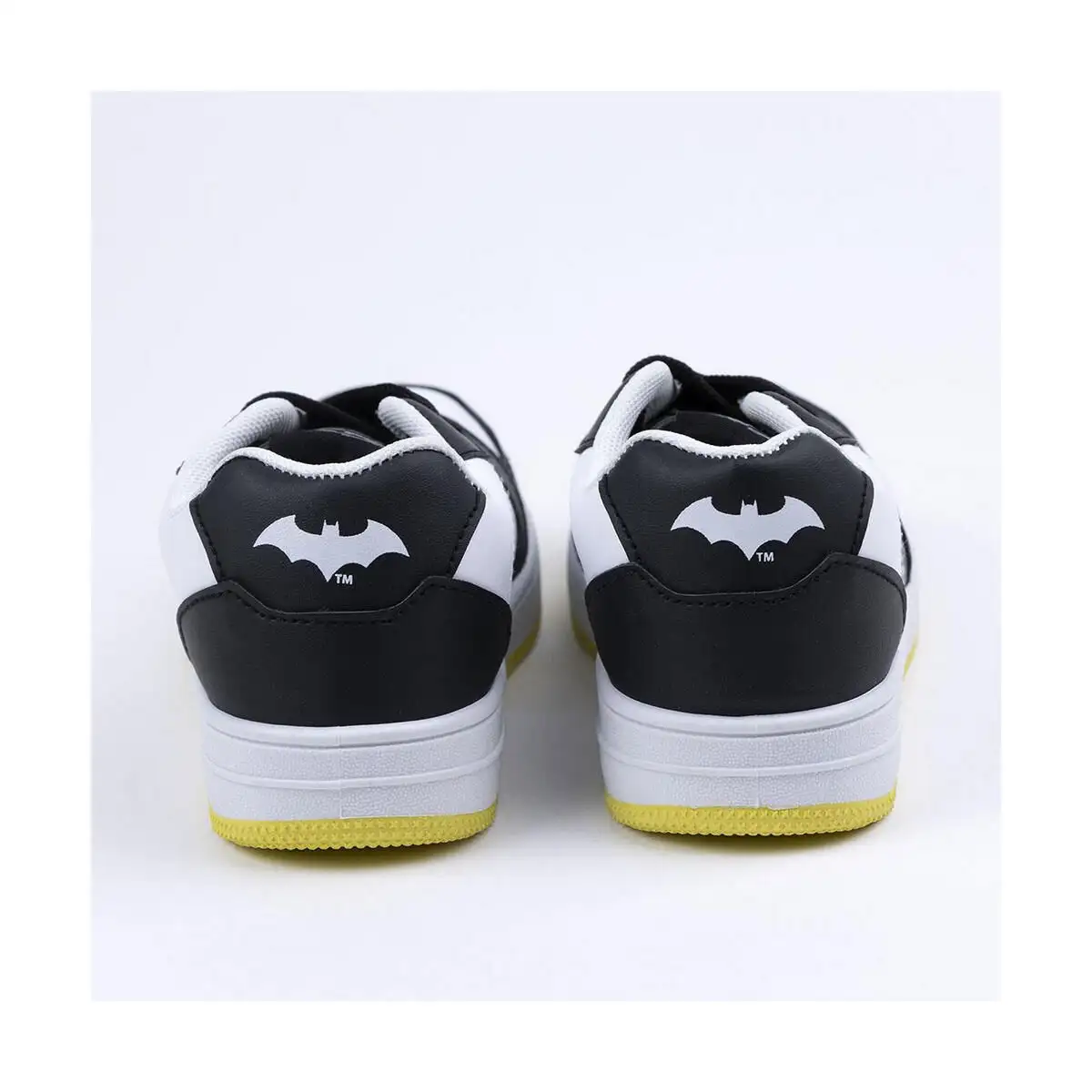 Chaussures de sport pour enfants batman multicouleur_1635. DIAYTAR SENEGAL - L'Art de Vivre le Shopping Inspiré. Parcourez notre catalogue et choisissez des produits qui reflètent votre passion pour la beauté et l'authenticité.