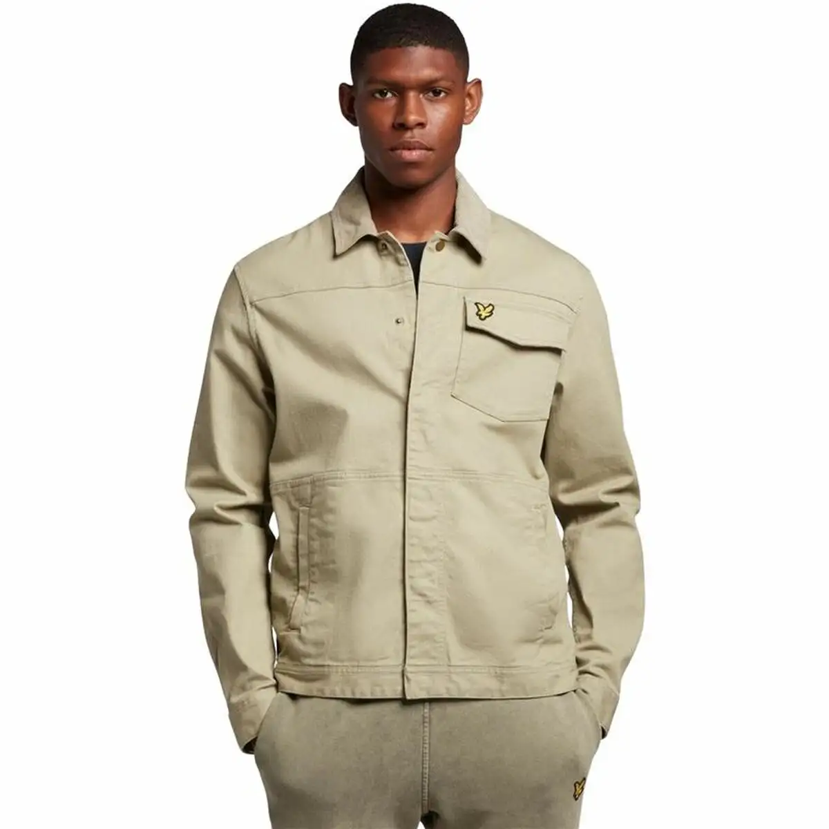 Chemise a manches longues homme lyle scott cord collar trucker beige_1189. DIAYTAR SENEGAL - L'Art du Shopping Éclairé. Naviguez à travers notre plateforme intuitive et découvrez une variété d'articles soigneusement sélectionnés pour répondre à vos besoins et à vos envies.