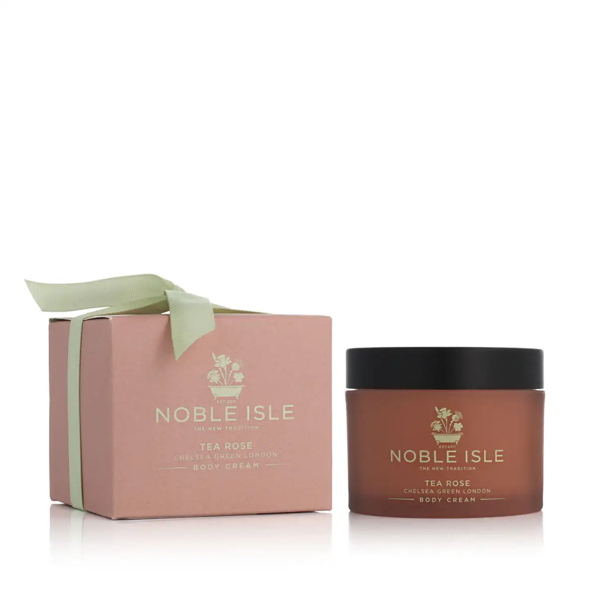 Creme corporelle parfumee noble isle tea rose 250 ml_1418. DIAYTAR SENEGAL - Votre Destination Shopping Éthique. Parcourez notre gamme et choisissez des articles qui respectent l'environnement et les communautés locales.