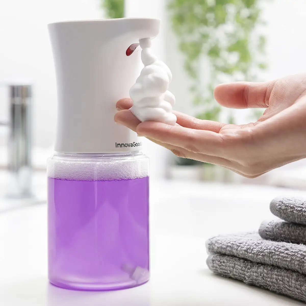 Distributeur automatique de savon mousse avec capteur foamy innovagoods_5728. DIAYTAR SENEGAL - Là où Chaque Produit est une Trouvaille Unique. Découvrez notre boutique en ligne et trouvez des articles qui vous distinguent par leur originalité.