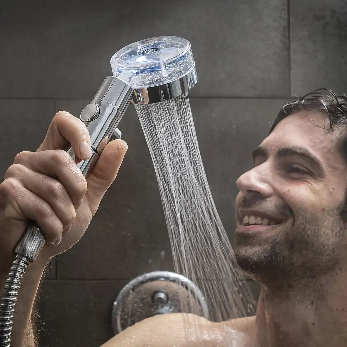 Douche ecologique avec helice a pression et filtre purificateur heliwer innovagoods_8530. DIAYTAR SENEGAL - Où Choisir est un Voyage Cultuel. Explorez notre boutique en ligne et découvrez des produits qui célèbrent la richesse et la diversité culturelle du Sénégal.