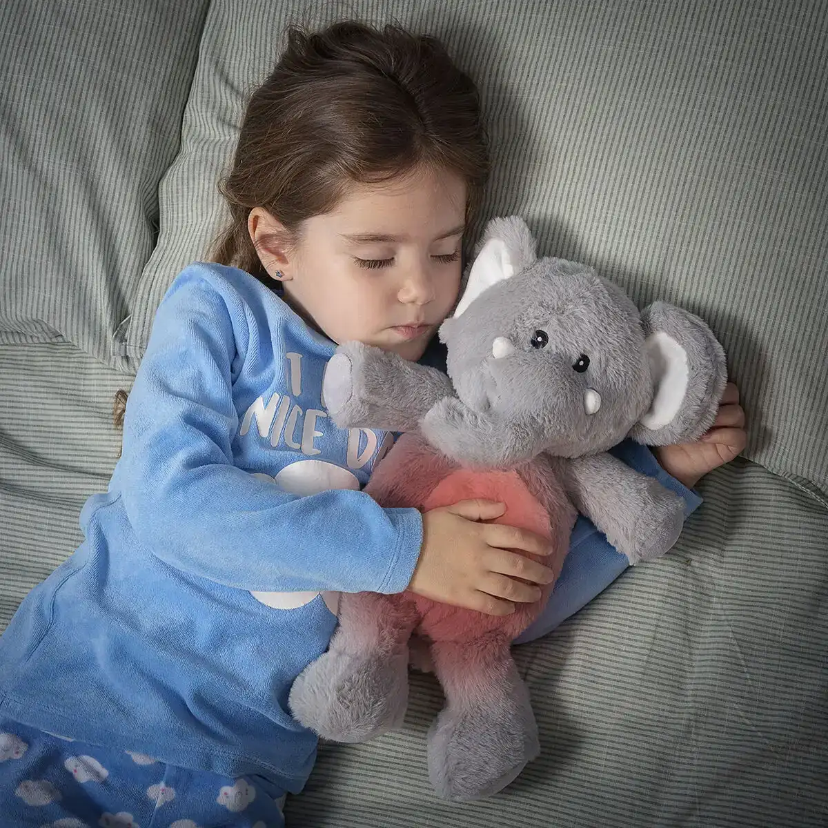 Elephant en peluche avec effet chaud et froid phantie innovagoods_7425. DIAYTAR SENEGAL - Là où le Shopping devient une Fête des Sens. Plongez dans notre univers et choisissez des produits qui éveillent votre goût pour l'esthétique et l'authenticité.