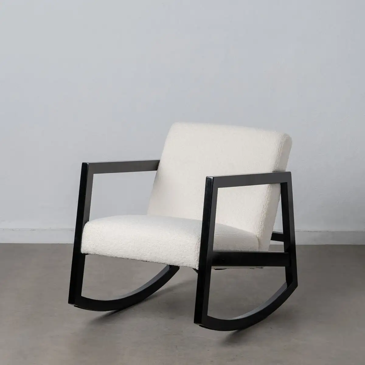 Fauteuil a bascule 60 x 83 x 72 cm noir bois d hevea_9291. Bienvenue chez DIAYTAR SENEGAL - Où Chaque Objet a sa Propre Histoire. Découvrez notre sélection soigneusement choisie et choisissez des produits qui racontent le patrimoine sénégalais.