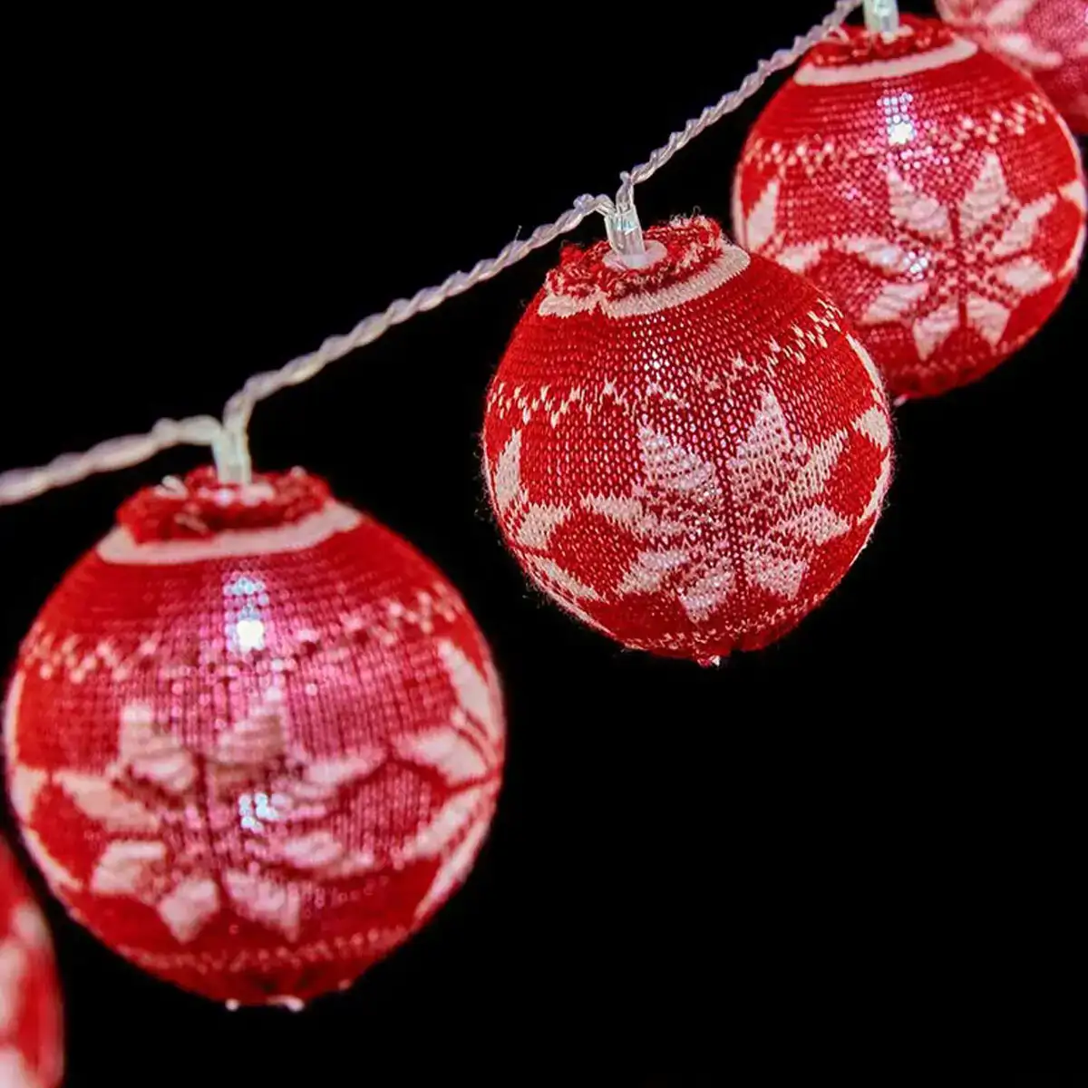 Guirlande de boules led 2 m o 6 cm rouge blanc_7233. DIAYTAR SENEGAL - Là où Vos Rêves Prendent Forme. Plongez dans notre catalogue diversifié et trouvez des produits qui enrichiront votre quotidien, du pratique à l'exceptionnel.