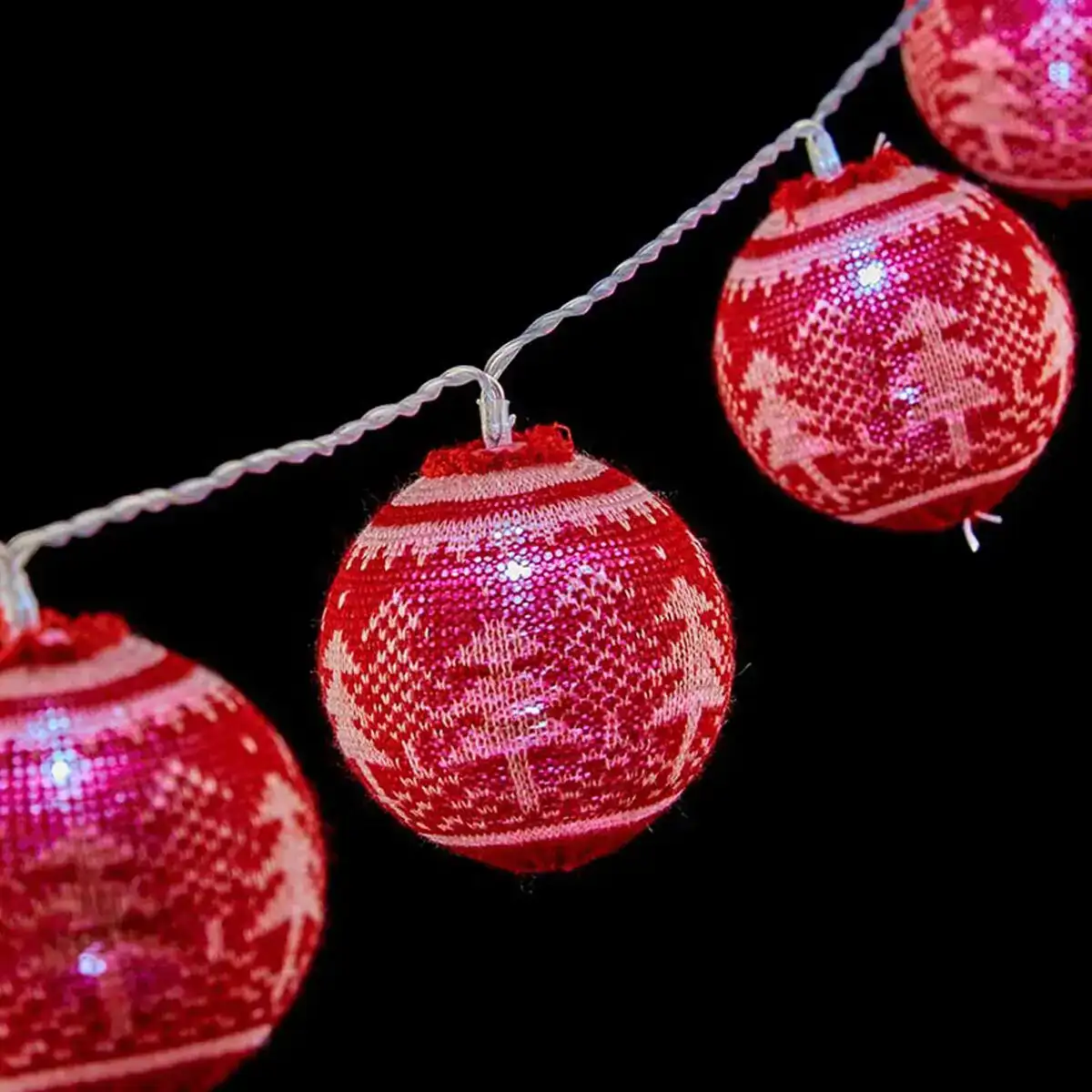 Guirlande de boules led 2 m sapin de noel o 6 cm rouge blanc_8996. DIAYTAR SENEGAL - Où le Shopping est un Plaisir Engagé. Parcourez notre catalogue et choisissez des produits qui respectent vos valeurs et vos attentes.