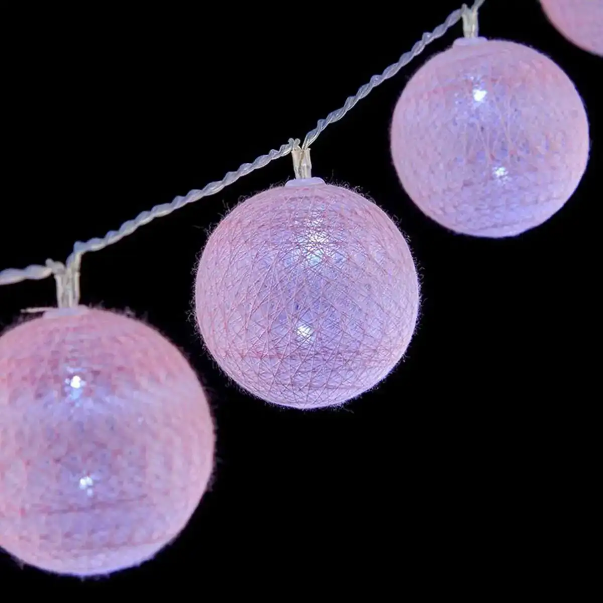 Guirlande de boules led o 4 cm 2 m rose_3922. DIAYTAR SENEGAL - Là où Vos Rêves Prendent Forme. Plongez dans notre catalogue diversifié et trouvez des produits qui enrichiront votre quotidien, du pratique à l'exceptionnel.
