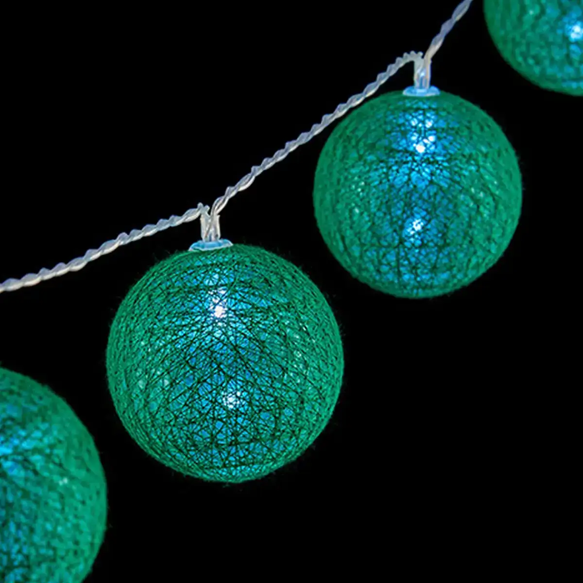 Guirlande de boules led o 5 cm 2 m vert_5205. DIAYTAR SENEGAL - Votre Plateforme Shopping de Confiance. Naviguez à travers nos rayons et choisissez des produits fiables qui répondent à vos besoins quotidiens.