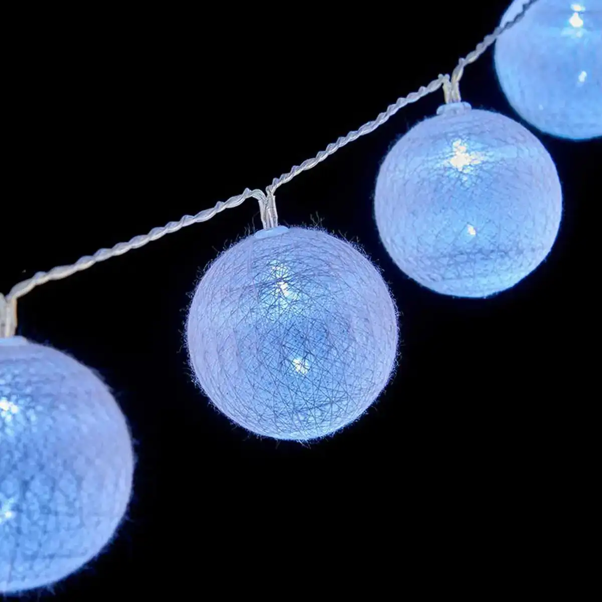 Guirlande de boules led o 6 cm 2 m blanc_7213. DIAYTAR SENEGAL - Là où Vos Rêves Prendent Forme. Plongez dans notre catalogue diversifié et trouvez des produits qui enrichiront votre quotidien, du pratique à l'exceptionnel.