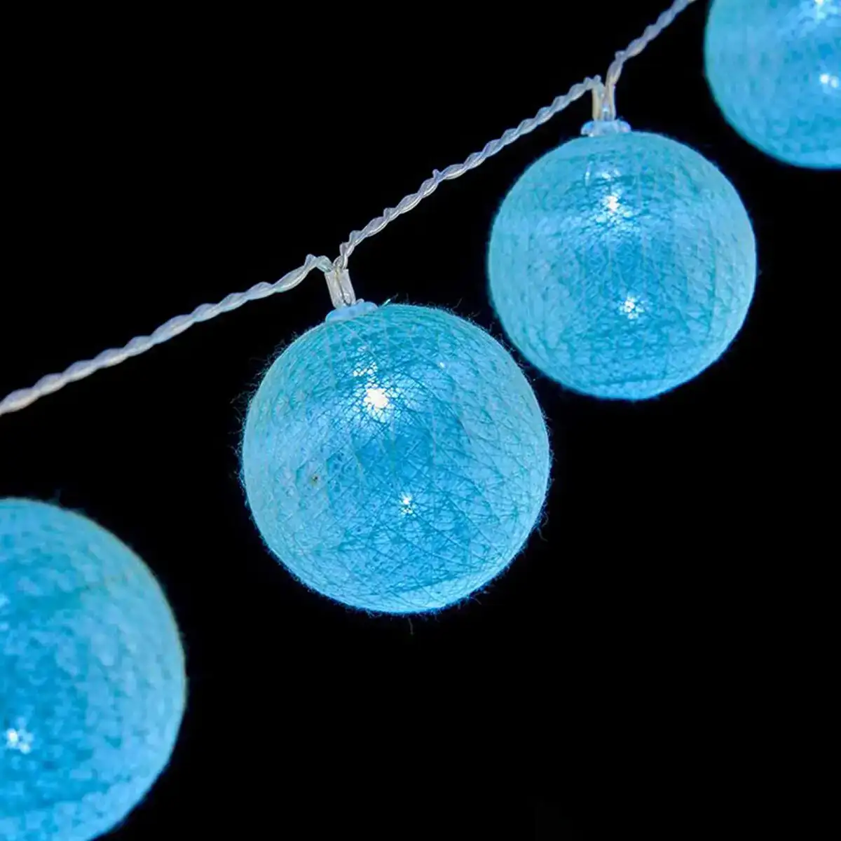 Guirlande de boules led o 6 cm 2 m bleu_3259. DIAYTAR SENEGAL - Votre Destination Shopping pour Tous. Parcourez notre boutique en ligne et découvrez une variété de produits pour satisfaire tous vos besoins et désirs.