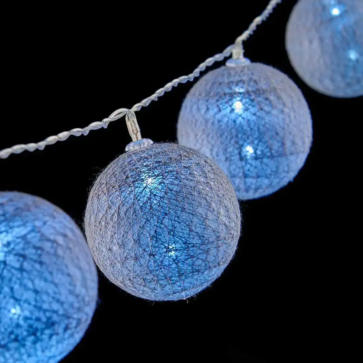 Guirlande de boules led o 6 cm 2 m gris_9441. DIAYTAR SENEGAL - Votre Destination Shopping de Choix. Explorez notre boutique en ligne et découvrez des trésors qui reflètent votre style et votre passion pour l'authenticité.