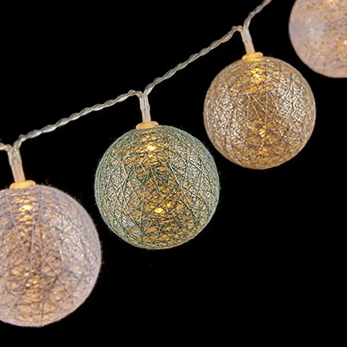Guirlande de boules led o 6 cm multicouleur 2 m _1636. DIAYTAR SENEGAL - Votre Destination de Shopping Authentique au Sénégal. Plongez dans notre boutique en ligne pour découvrir des produits qui célèbrent la riche culture et l'artisanat du pays.