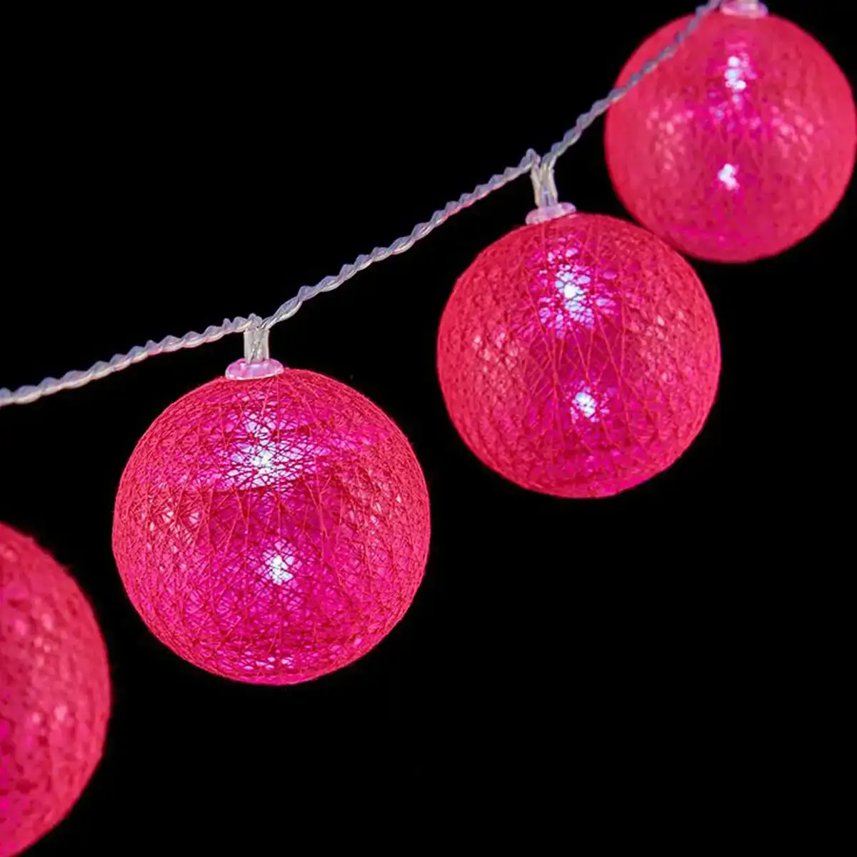Guirlande de boules led o 6 cm rose fonce 2 m_4286. DIAYTAR SENEGAL - Là où la Beauté Rencontre la Fonctionnalité. Parcourez notre sélection pour trouver des produits qui allient esthétique et praticité, pour un quotidien sublimé.