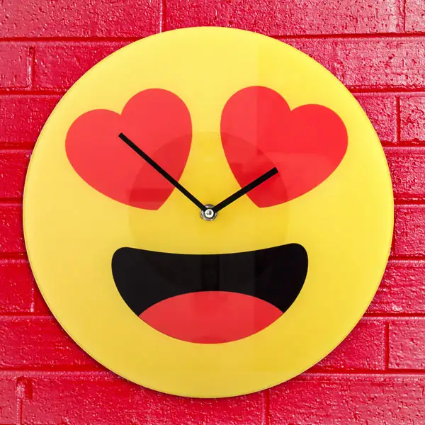 Horloge murale emoticone coeurs_6950. DIAYTAR SENEGAL - Là où Chaque Clic Compte. Parcourez notre boutique en ligne et laissez-vous guider vers des trouvailles uniques qui enrichiront votre quotidien.