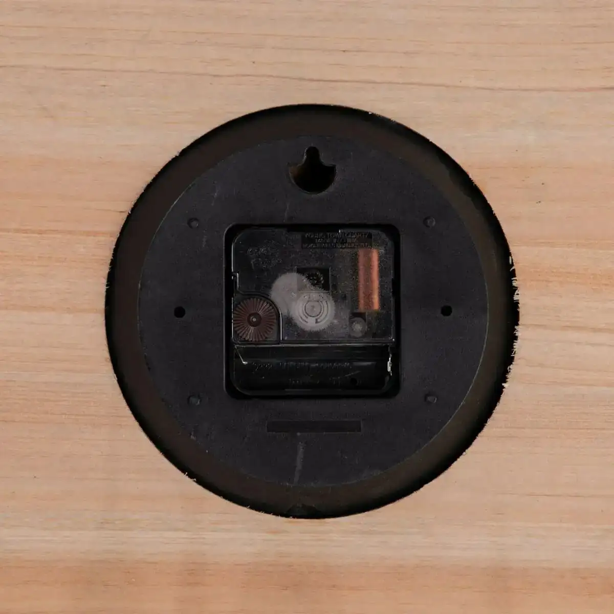 Horloge murale naturel bois d epicea 60 x 4 5 x 60 cm_4806. Entrez dans l'Univers de DIAYTAR SENEGAL - Où Chaque Produit est une Découverte. Explorez notre gamme variée et trouvez des articles qui vous surprennent et vous inspirent.