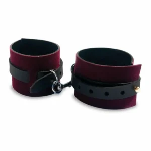 Kit enchanted sex mischief 99244_5153. DIAYTAR SENEGAL - L'Art de Choisir, l'Art de S'émerveiller. Explorez notre gamme de produits et laissez-vous émerveiller par des créations authentiques et des designs modernes.