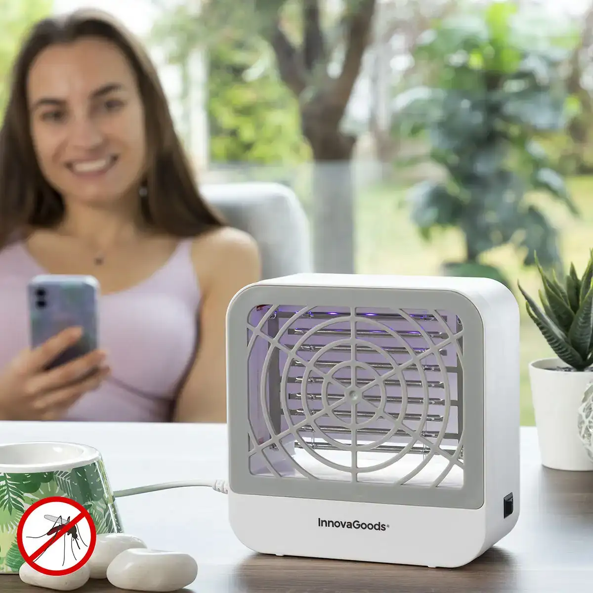 Lampe anti moustique avec crochet mural kl box innovagoods_8654. DIAYTAR SENEGAL - Votre Passage Vers l'Excellence Shopping. Découvrez un catalogue en ligne qui offre une expérience d'achat exceptionnelle, avec des produits soigneusement sélectionnés pour satisfaire tous les goûts.