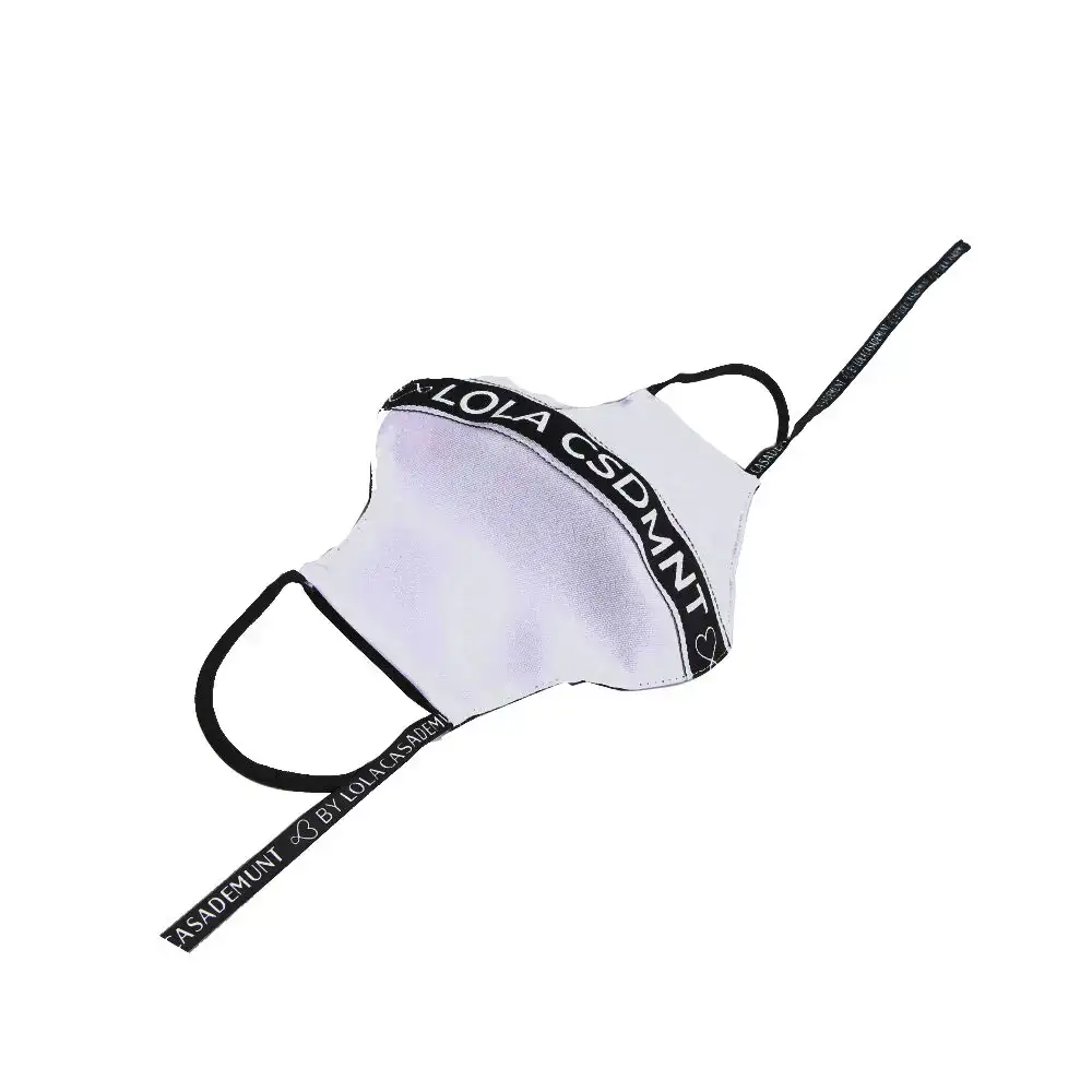 Masque en tissu hygienique reutilisable lola casademunt blanc avec logo_3574. Entrez dans l'Univers de DIAYTAR SENEGAL - Où Choisir est un Plaisir. Explorez notre gamme variée et trouvez des articles qui parlent à votre cœur et à votre style.