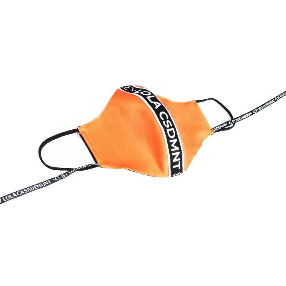 Masque en tissu hygienique reutilisable lola casademunt orange avec logo_4802. DIAYTAR SENEGAL - Votre Passage vers la Découverte. Explorez notre boutique en ligne pour trouver des trésors qui vous attendent, du traditionnel à l'avant-garde.