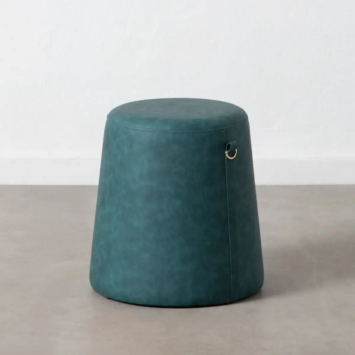 Pouf bleu fonce cuir synthetoqie 41 x 41 x 42 cm dmf_6448. DIAYTAR SENEGAL - Votre Portail vers l'Extraordinaire. Parcourez nos collections et découvrez des produits qui vous emmènent au-delà de l'ordinaire, créant une expérience de shopping mémorable.