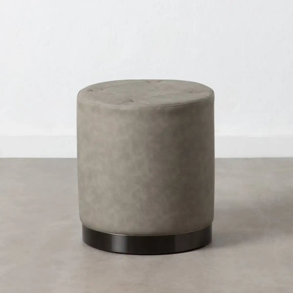 Pouf gris cuir synthetoqie 38 x 38 x 42 cm dmf_7880. DIAYTAR SENEGAL - L'Art de Choisir, l'Art de Vivre. Parcourez notre boutique en ligne et découvrez des produits qui transforment chaque choix en une expérience enrichissante.