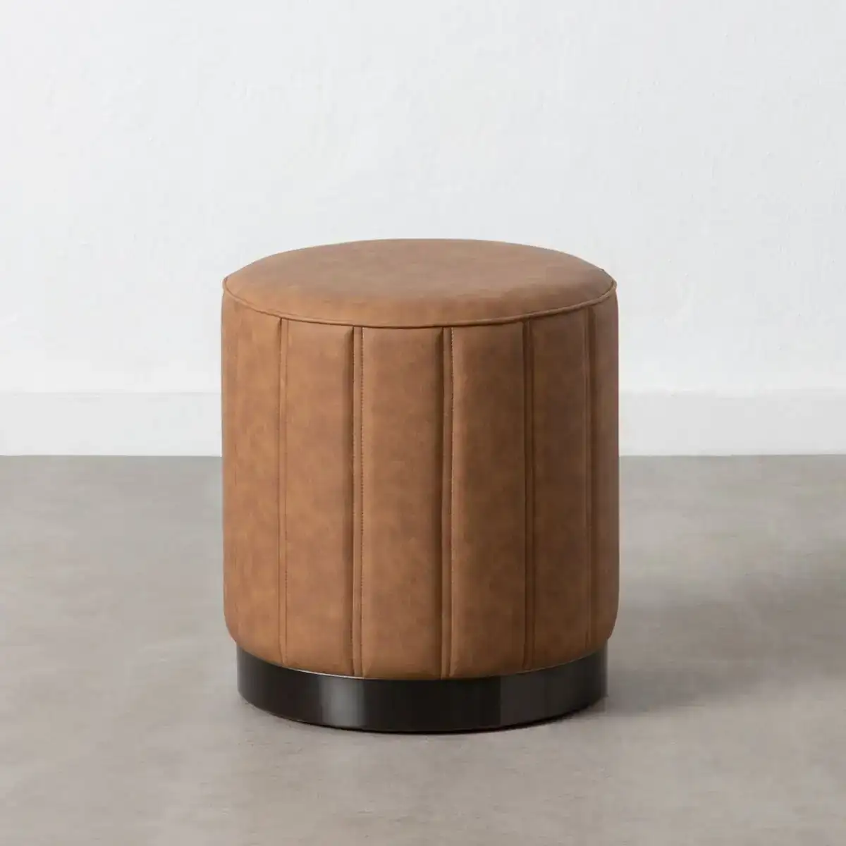 Pouf marron cuir synthetoqie 38 x 38 x 42 cm dmf_3504. DIAYTAR SENEGAL - Votre Destination Shopping Exquise. Explorez notre boutique en ligne et découvrez des trésors qui ajoutent une touche de sophistication à votre style et à votre espace.