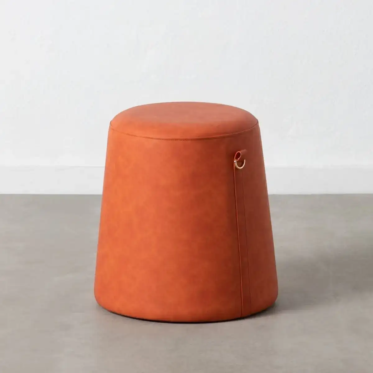 Pouf rouge fonce cuir synthetoqie 41 x 41 x 42 cm dmf_8297. DIAYTAR SENEGAL - Votre Passage vers l'Exceptionnel. Naviguez à travers notre sélection minutieuse et découvrez des articles qui apportent une touche spéciale à chaque instant de votre vie.