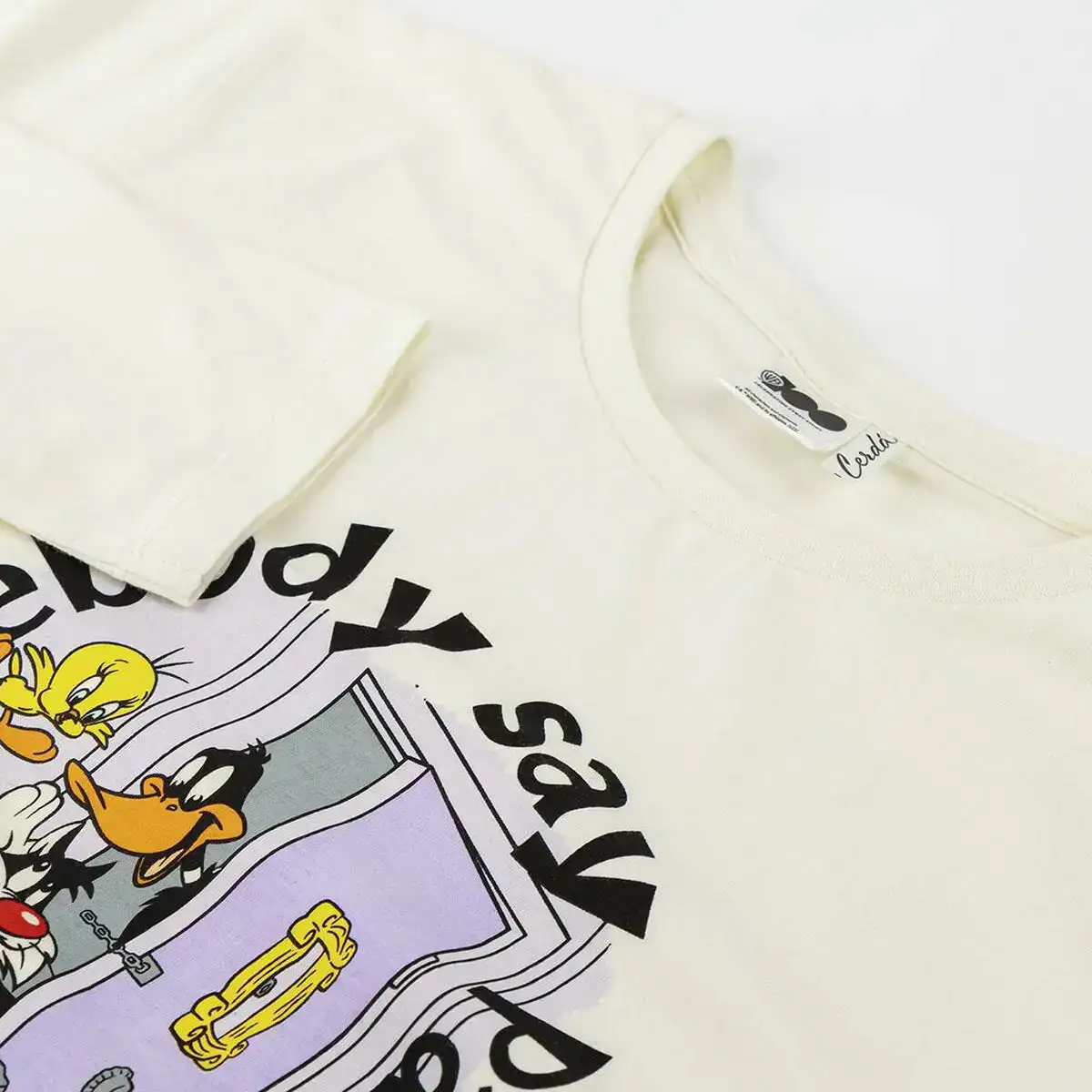 Pyjama warner bros lila beige_9057. DIAYTAR SENEGAL - Votre Destination pour un Shopping Réfléchi. Découvrez notre gamme variée et choisissez des produits qui correspondent à vos valeurs et à votre style de vie.