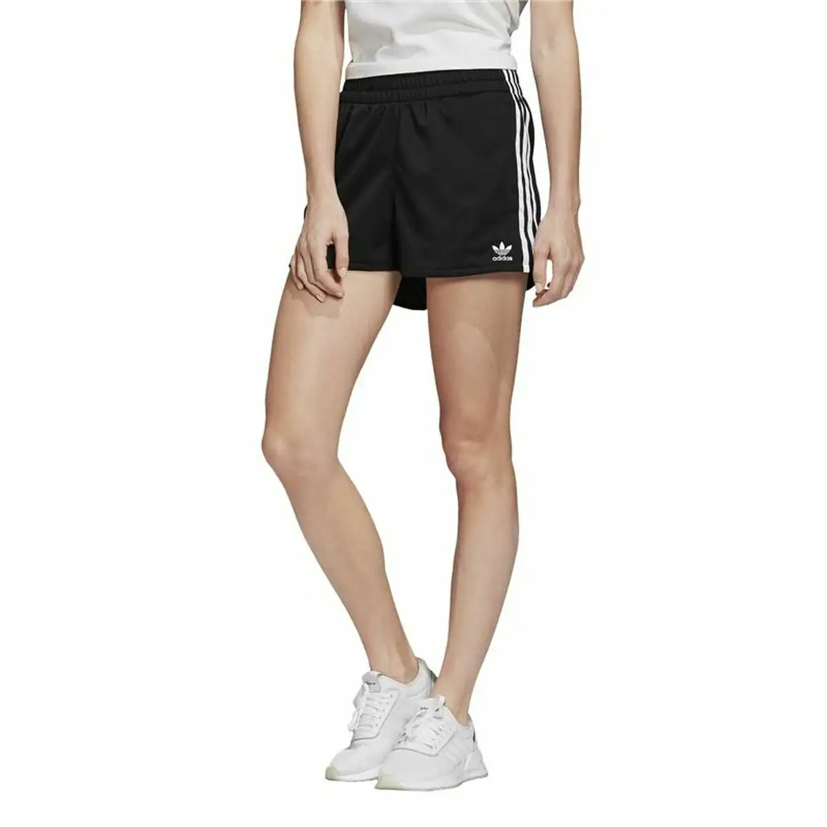 Short de sport adidas 3 stripes noir_8849. DIAYTAR SENEGAL - Votre Destination Shopping Exquise. Explorez notre boutique en ligne et découvrez des trésors qui ajoutent une touche de sophistication à votre style et à votre espace.