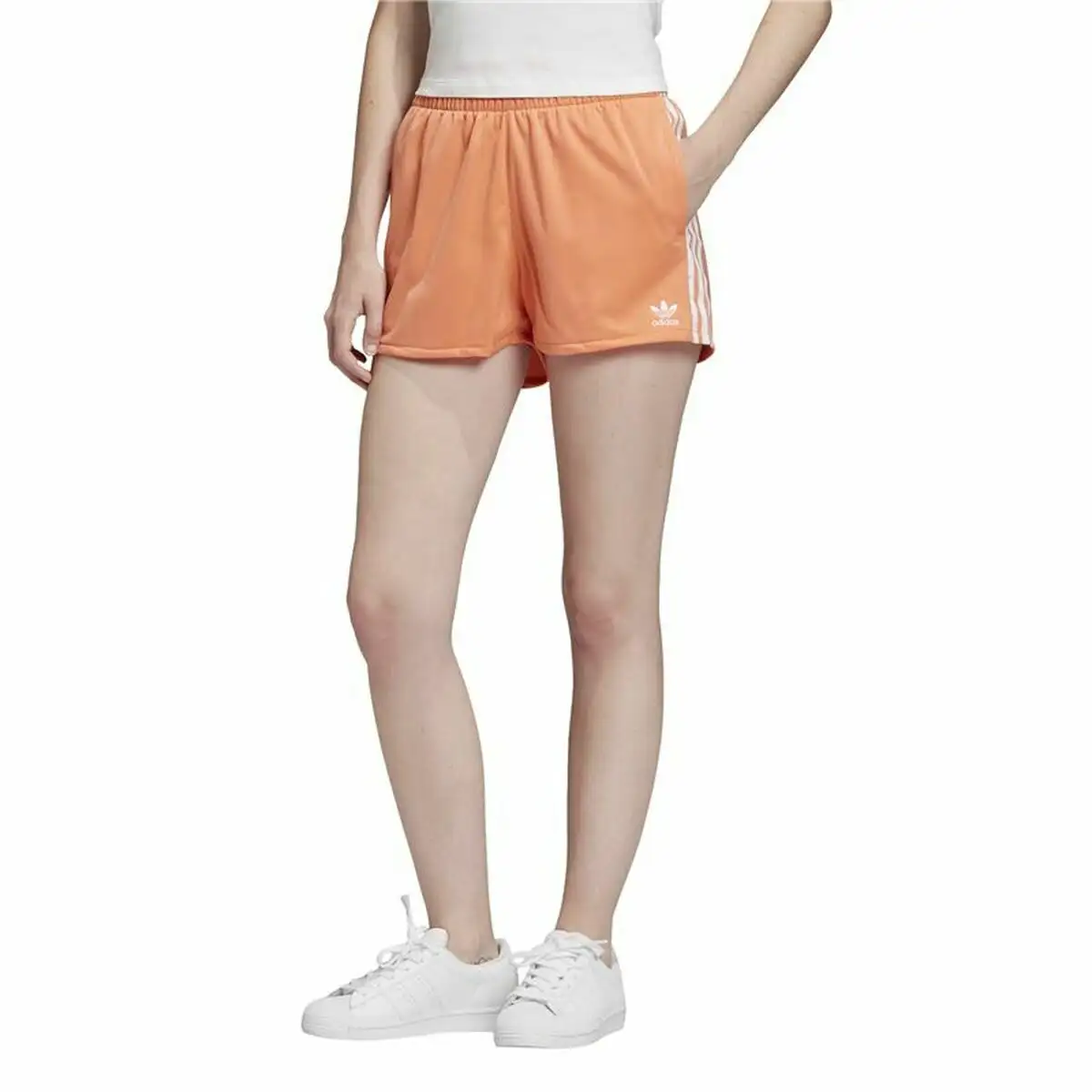 Short de sport adidas 3 stripes orange_7698. Entrez dans l'Univers de DIAYTAR SENEGAL - Où Chaque Produit a son Histoire. Explorez notre catalogue et découvrez des trésors qui racontent la riche culture du Sénégal.