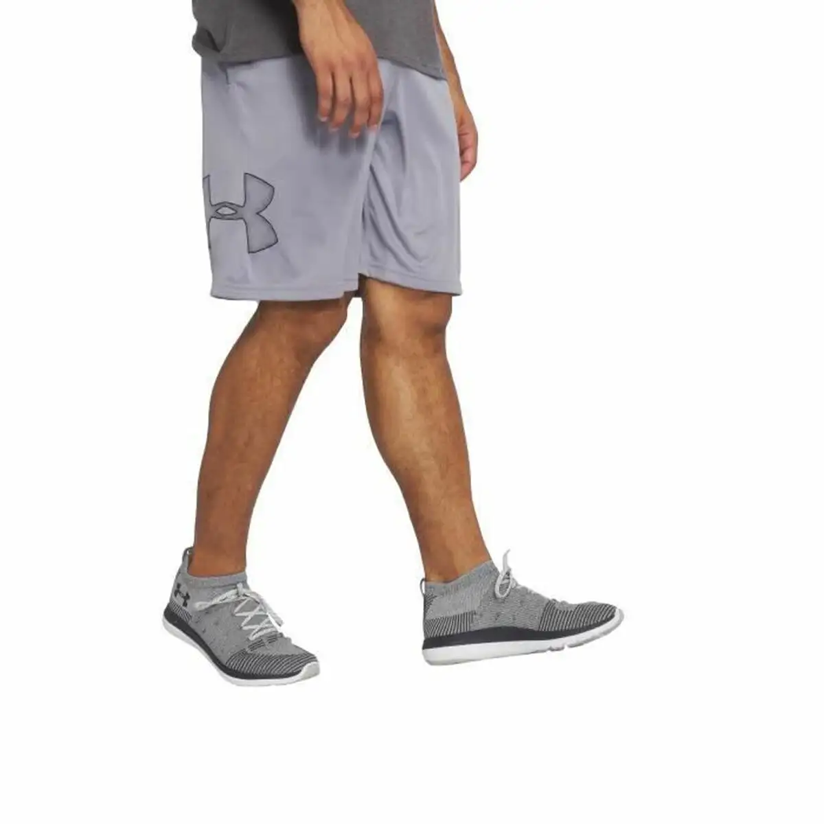 Short de sport under armour gris_4019. DIAYTAR SENEGAL - Votre Marché Virtuel au Sénégal. Parcourez notre boutique en ligne pour trouver des trésors cachés, des articles indispensables du quotidien aux joyaux artistiques.