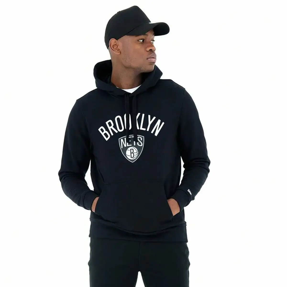 Sweat a capuche unisex new era brooklyn nets noir_3180. Bienvenue chez DIAYTAR SENEGAL - Là où les Désirs Prendent Vie. Explorez notre boutique en ligne et laissez-vous séduire par des articles qui font écho à vos aspirations et à votre style unique.