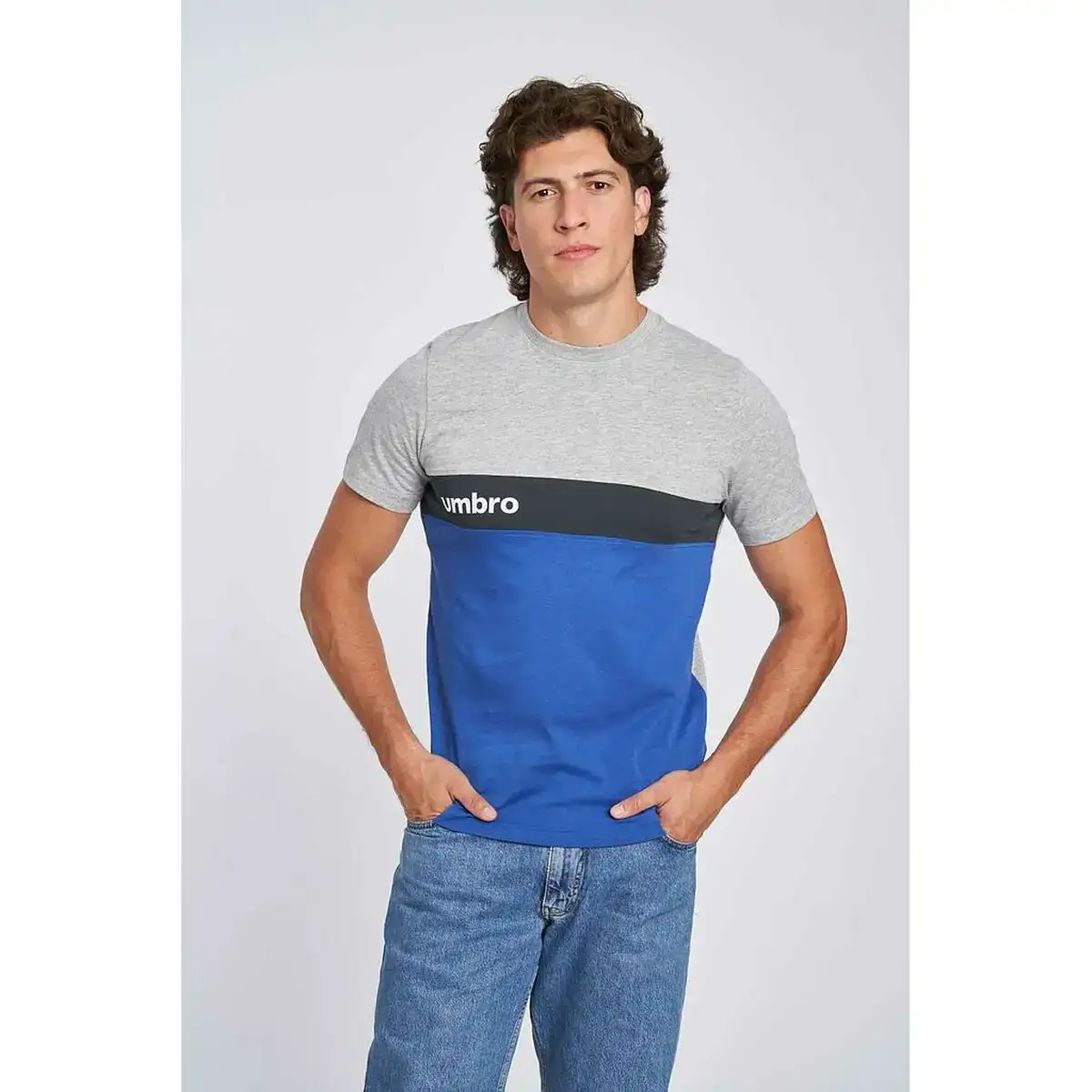 T shirt a manches courtes homme umbro fw 66211u lka gris_6920. Entrez dans DIAYTAR SENEGAL - Où Chaque Détail Compte. Explorez notre boutique en ligne pour trouver des produits de haute qualité, soigneusement choisis pour répondre à vos besoins et vos désirs.