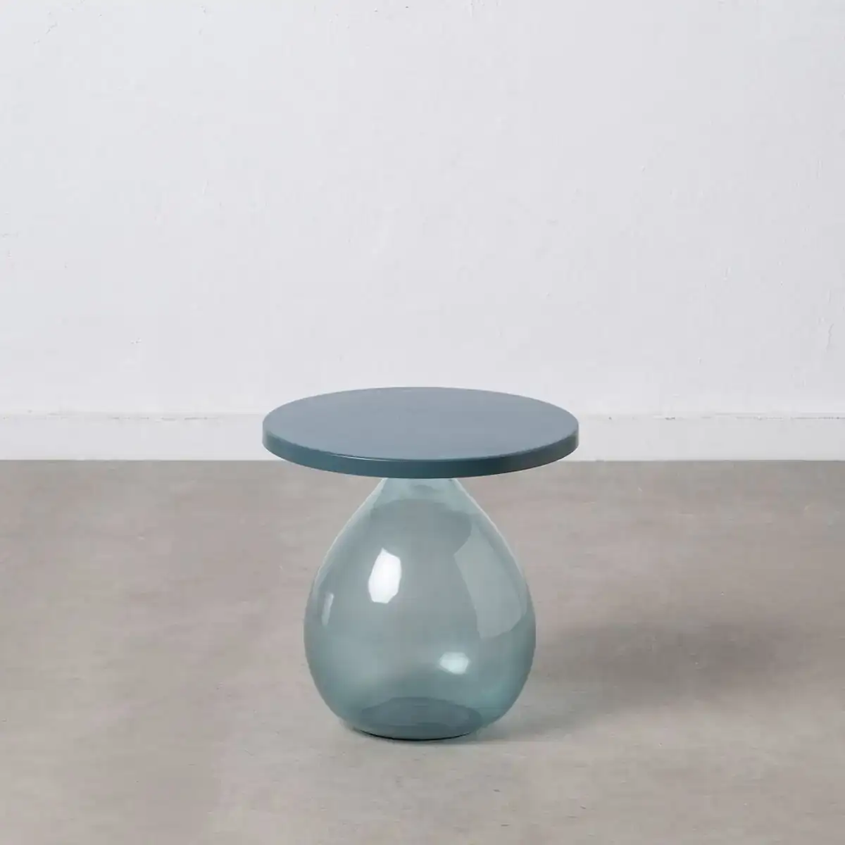 Table d appoint 40 x 40 x 39 7 cm verre bleu metal_4689. DIAYTAR SENEGAL - L'Art de Vivre l'Excellence au Quotidien. Explorez notre gamme et choisissez des produits qui ajoutent une note de prestige à votre vie.