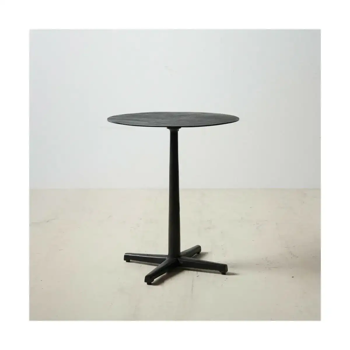 Table d appoint 56 x 56 x 63 cm noir aluminium_3812. DIAYTAR SENEGAL - Où Choisir Devient une Découverte. Explorez notre boutique en ligne et trouvez des articles qui vous surprennent et vous ravissent à chaque clic.
