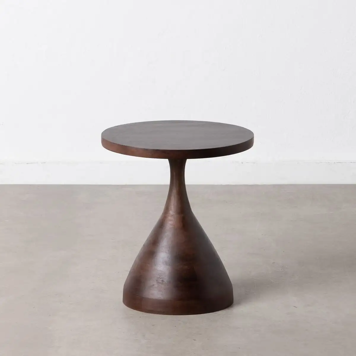 Table d appoint marron bois de manguier 38 x 38 x 43 cm_4302. Bienvenue sur DIAYTAR SENEGAL - Où Choisir est un Voyage Sensoriel. Plongez dans notre catalogue et trouvez des produits qui éveillent vos sens et embellissent votre quotidien.