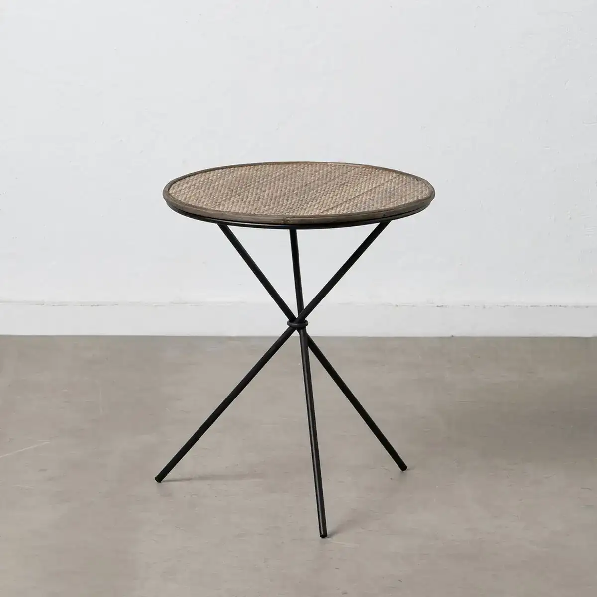 Table d appoint naturel noir metal bambou 48 x 48 x 54 cm_3185. DIAYTAR SENEGAL - Où Chaque Détail Fait la Différence. Parcourez notre sélection soignée et choisissez des articles qui rehaussent votre quotidien, du fonctionnel à l'esthétique.