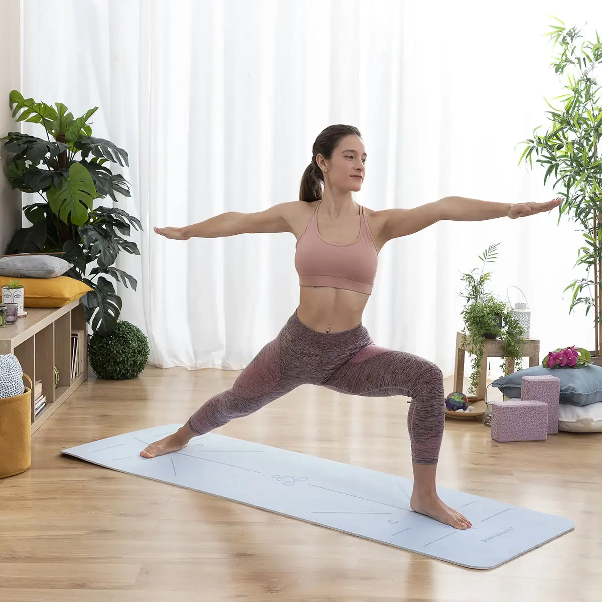 Tapis de yoga antiderapant avec lignes de position et guide d exercices asamat innovagoods_3236. DIAYTAR SENEGAL - Où Choisir est une Célébration. Découvrez notre sélection de produits qui représentent la diversité et la joie du Sénégal, à chaque étape de votre vie.