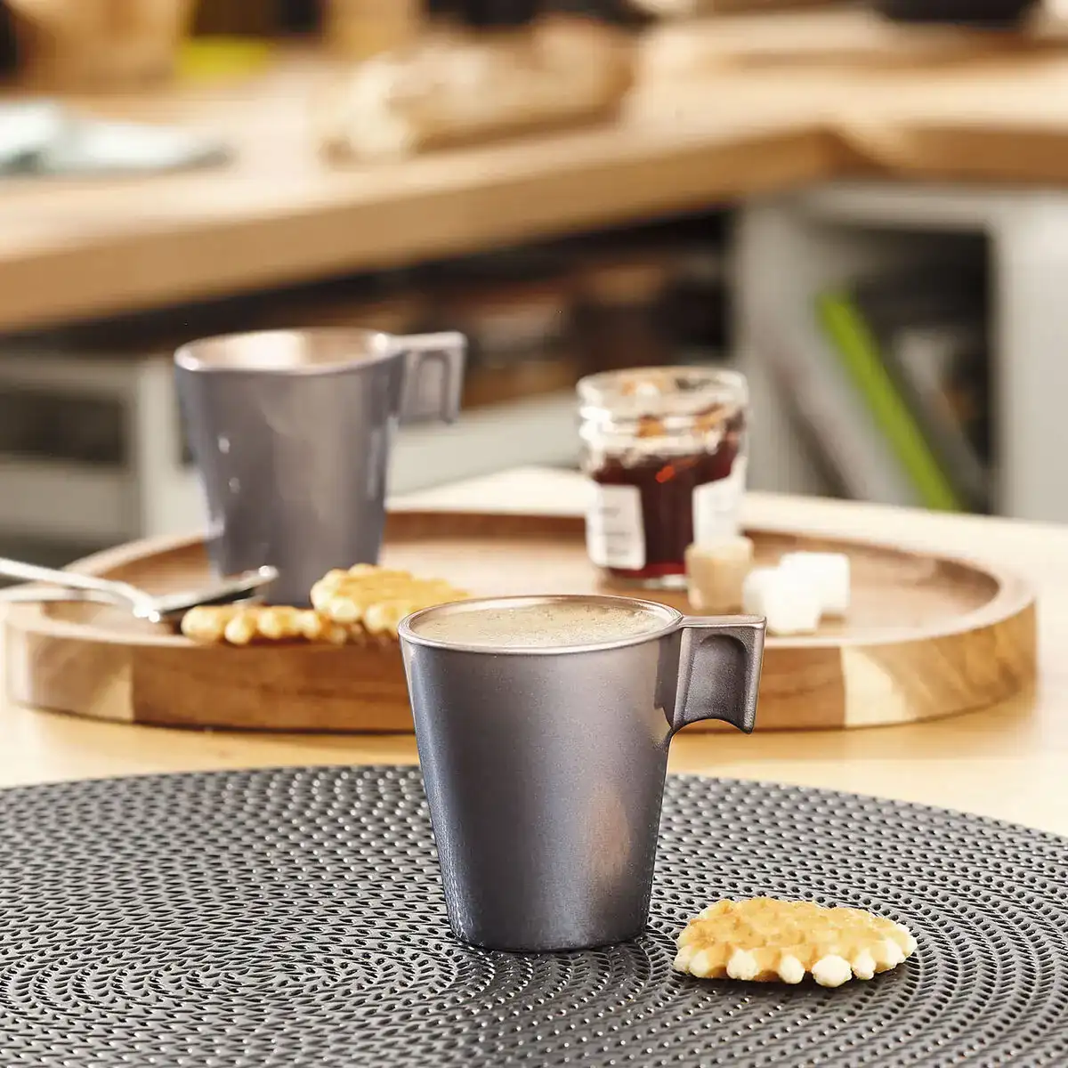 Tasse mug luminarc flashy violet 80 ml verre 24 unites _9730. DIAYTAR SENEGAL - Où Choisir est un Plaisir Responsable. Parcourez notre catalogue et choisissez des produits qui incarnent notre engagement envers des pratiques durables et éthiques.