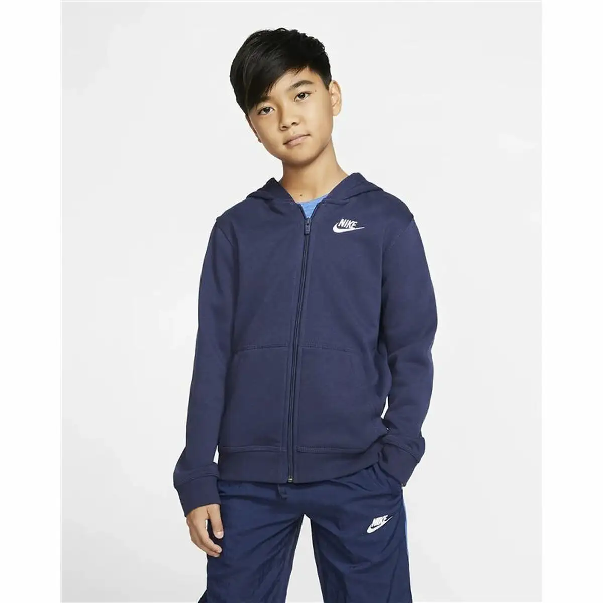 Veste de sport pour enfants nike sportswear club bleu bleu fonce_1580. DIAYTAR SENEGAL - Votre Source de Trésors Culturels. Naviguez à travers notre catalogue et trouvez des articles qui mettent en avant la richesse de la culture sénégalaise.