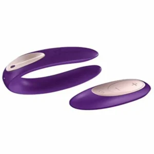 Vibration de stimulation double satisfyer partner plus violet_8203. DIAYTAR SENEGAL - Où Choisir est un Plaisir. Explorez notre boutique en ligne et choisissez parmi des produits de qualité qui satisferont vos besoins et vos goûts.