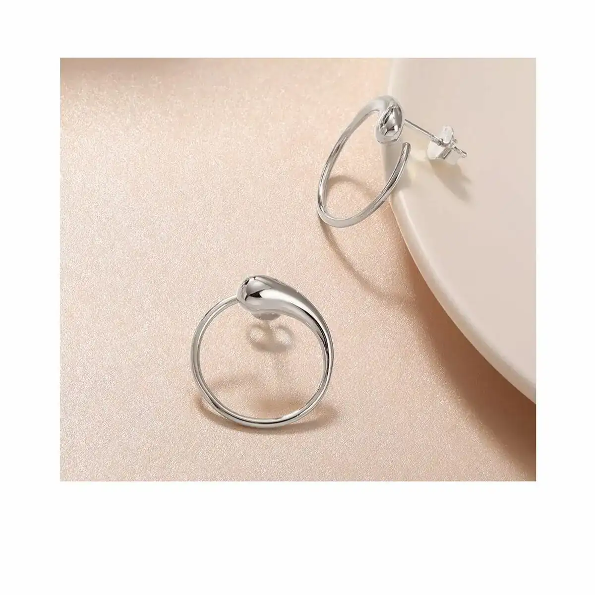 Boucles d oreilles femme mockberg mo786 argent_9765. DIAYTAR SENEGAL - Où Chaque Achat Raconte une Histoire. Explorez notre boutique en ligne et créez votre propre narration à travers notre diversité de produits, chacun portant une signification unique.