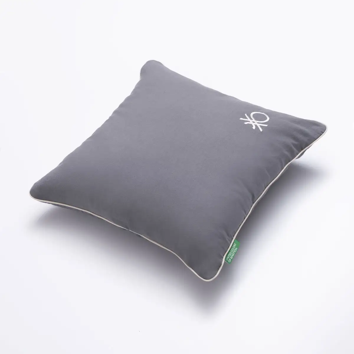 Coussin benetton tevere be blanc gris_3684. DIAYTAR SENEGAL - Où Choisir Devient un Acte de Découverte. Découvrez notre gamme et choisissez des produits qui éveillent votre curiosité et élargissent vos horizons.