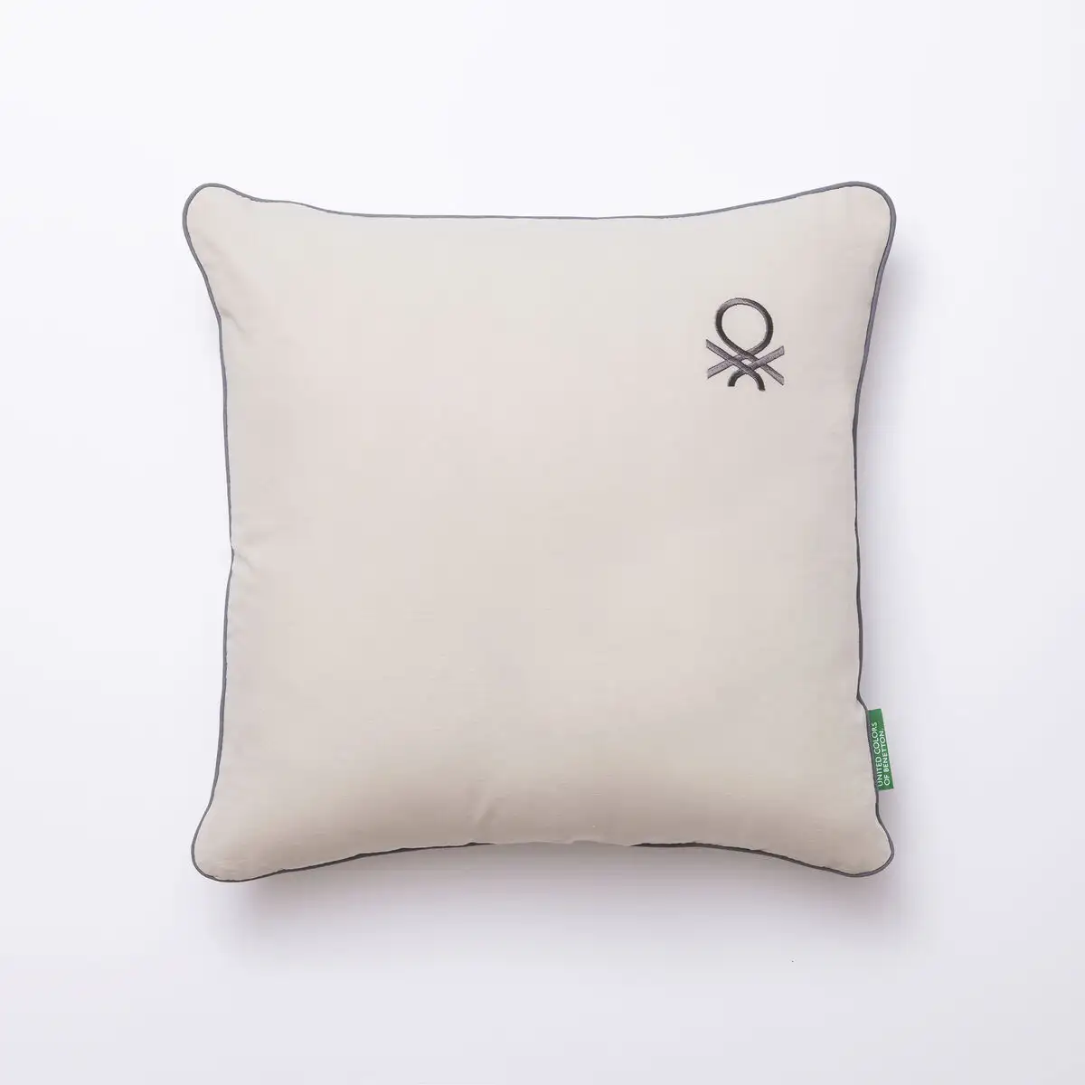 Coussin benetton tevere be gris beige_5783. DIAYTAR SENEGAL - Votre Portail Vers l'Exclusivité. Explorez notre boutique en ligne pour trouver des produits uniques et exclusifs, conçus pour les amateurs de qualité.