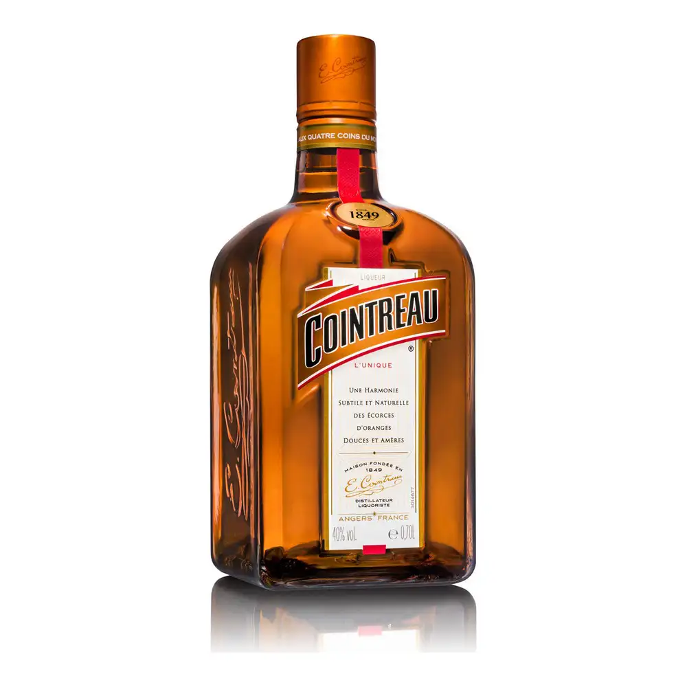 Liqueur cointreau 70 cl_3812. DIAYTAR SENEGAL - Votre Destination de Shopping Authentique au Sénégal. Plongez dans notre boutique en ligne pour découvrir des produits qui célèbrent la riche culture et l'artisanat du pays.