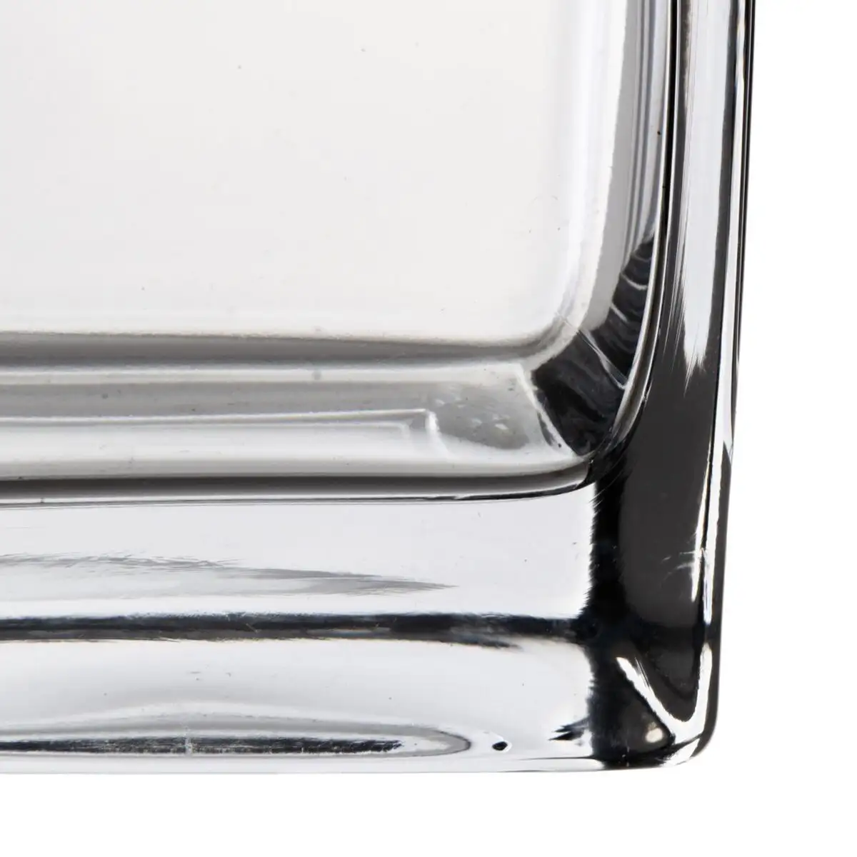 Vase cristal transparent 10 x 10 x 20 cm_7972. DIAYTAR SENEGAL - Votre Destination Shopping de Choix. Explorez notre boutique en ligne et découvrez des trésors qui reflètent votre style et votre passion pour l'authenticité.