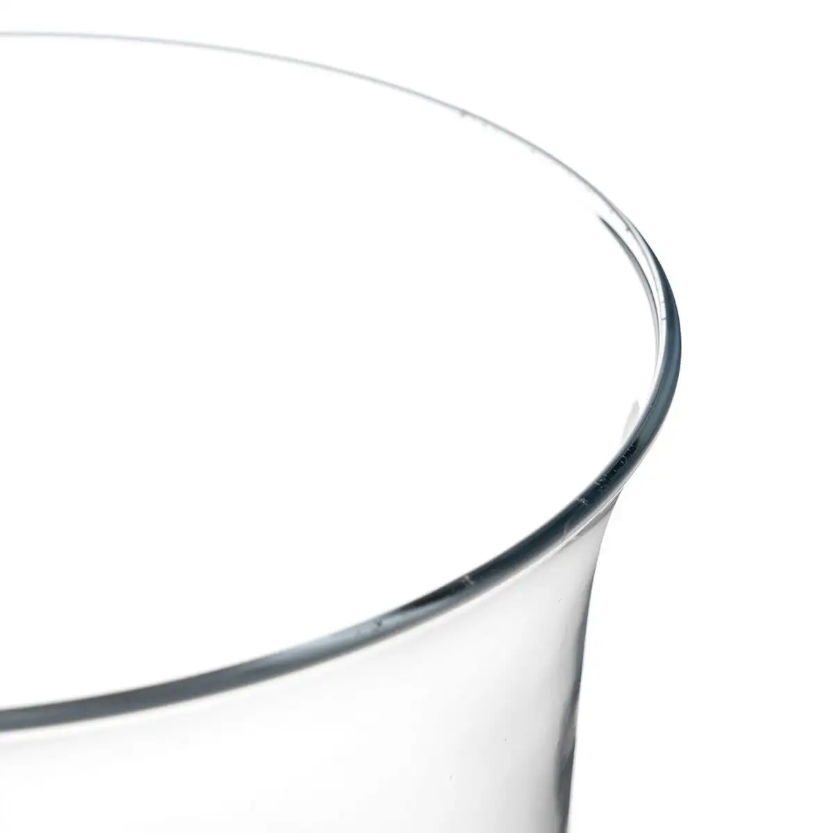 Vase cristal transparent 22 x 22 x 28 cm_6892. DIAYTAR SENEGAL - L'Art de Vivre avec Authenticité. Explorez notre gamme de produits artisanaux et découvrez des articles qui apportent une touche unique à votre vie.