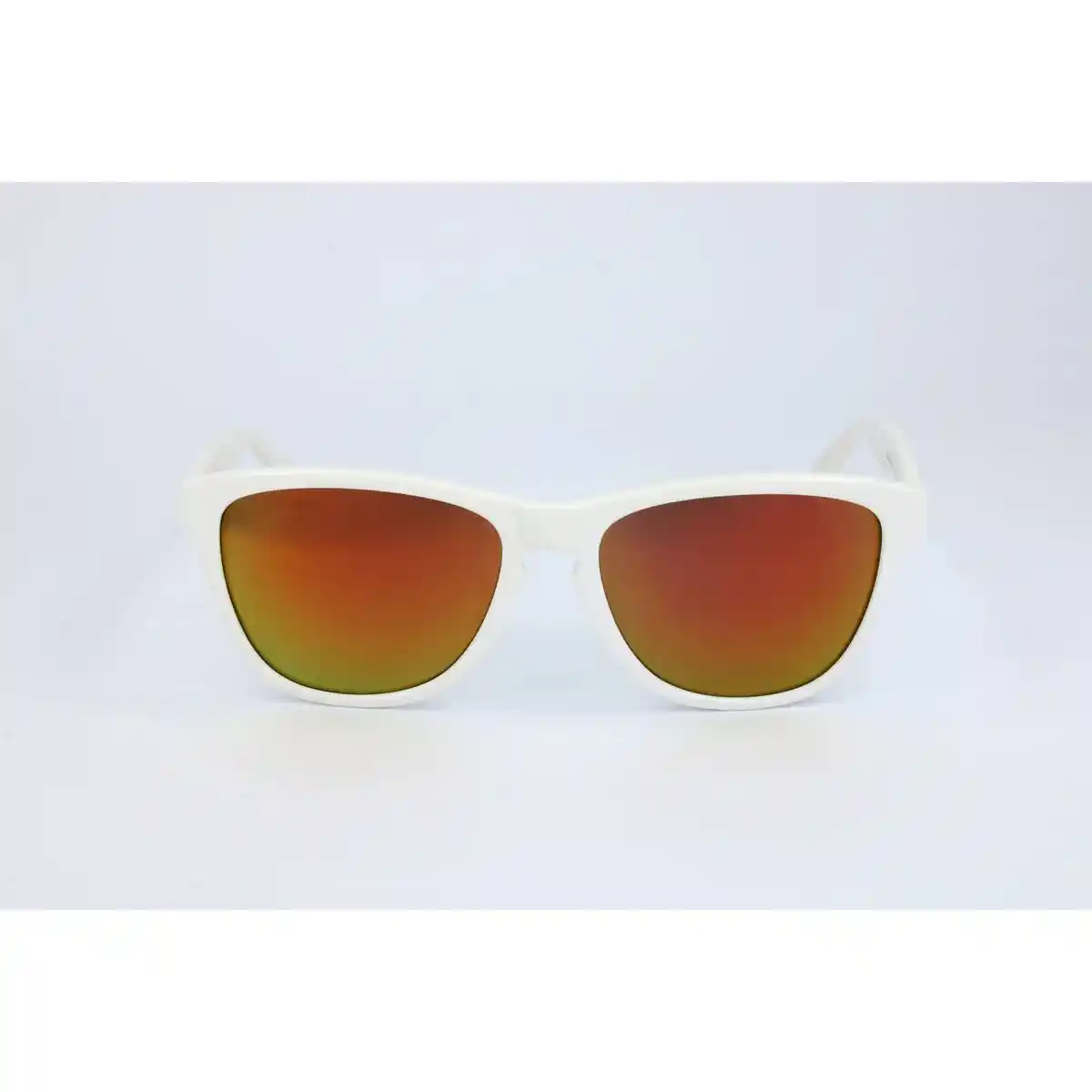 Lunettes de soleil unisexe mc 241_s polished white_5467. DIAYTAR SENEGAL - Votre Escapade Shopping Virtuelle. Explorez notre boutique en ligne et dénichez des trésors qui évoquent la culture et le savoir-faire sénégalais, un clic à la fois.