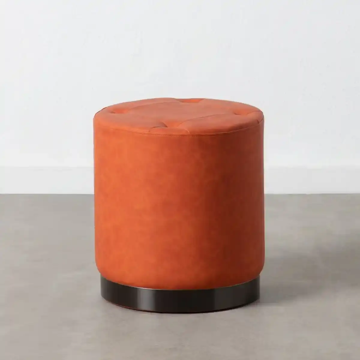 Pouf cuir synthetique rouge fonce 38 x 38 x 42 cm_5445. Bienvenue sur DIAYTAR SENEGAL - Votre Galerie Shopping Personnalisée. Découvrez un monde de produits diversifiés qui expriment votre style unique et votre passion pour la qualité.