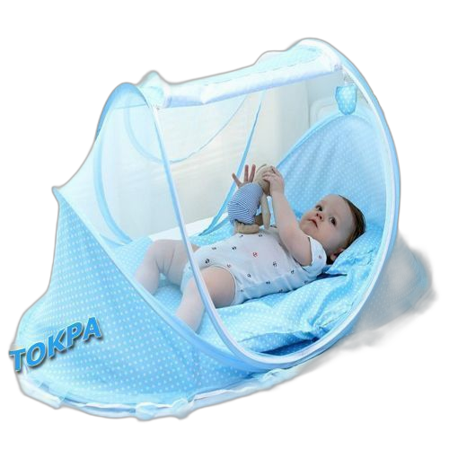 Lit moustiquaire pour un bébé bleu